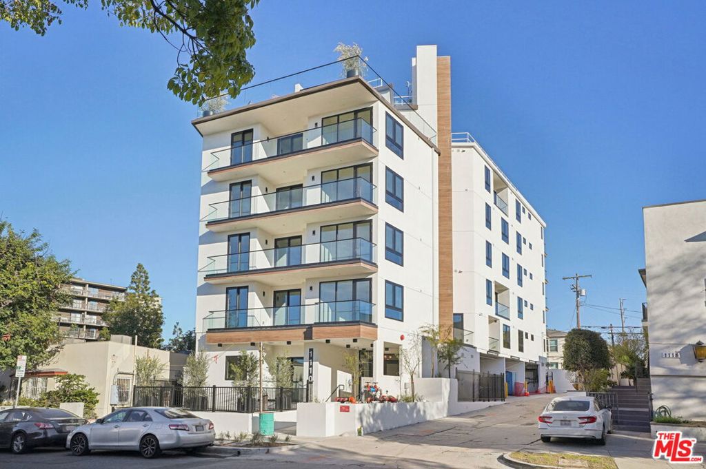 1110 S Spaulding Avenue 204 Property Photo 2