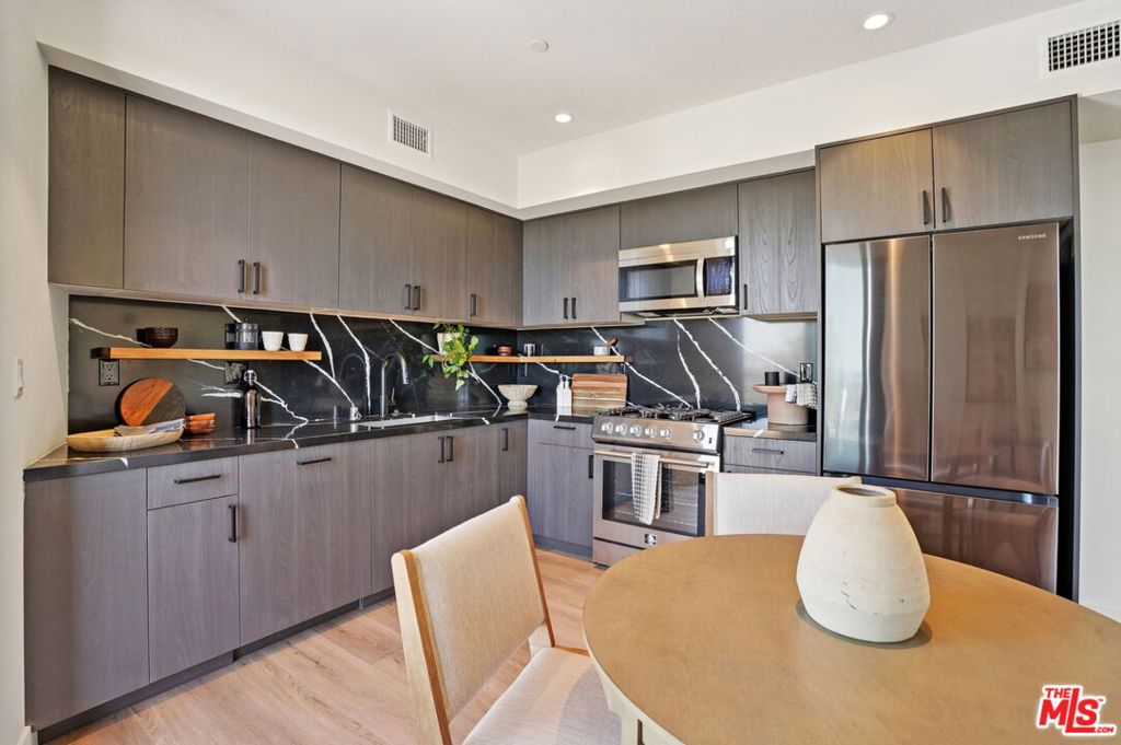 1110 S Spaulding Avenue 204 Property Photo 4