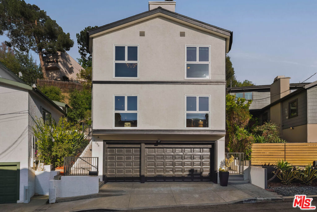 1096 Oban Drive Property Photo 1