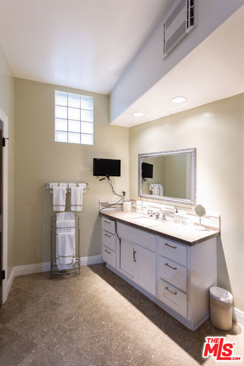 13902 Valley Vista Property Photo 13