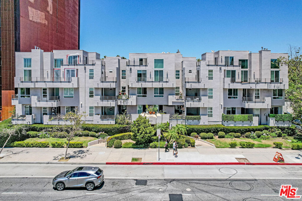 4925 Wilshire Boulevard 302 Property Photo 2