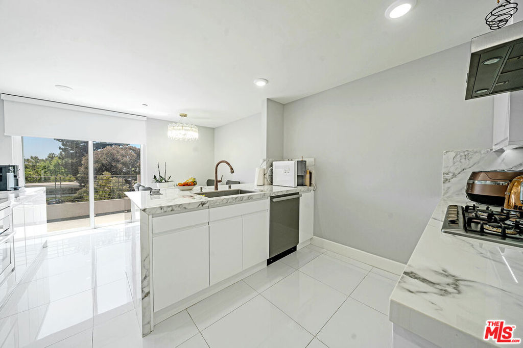 4925 Wilshire Boulevard 302 Property Photo 3