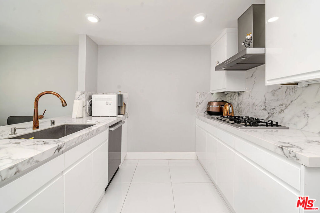 4925 Wilshire Boulevard 302 Property Photo 4