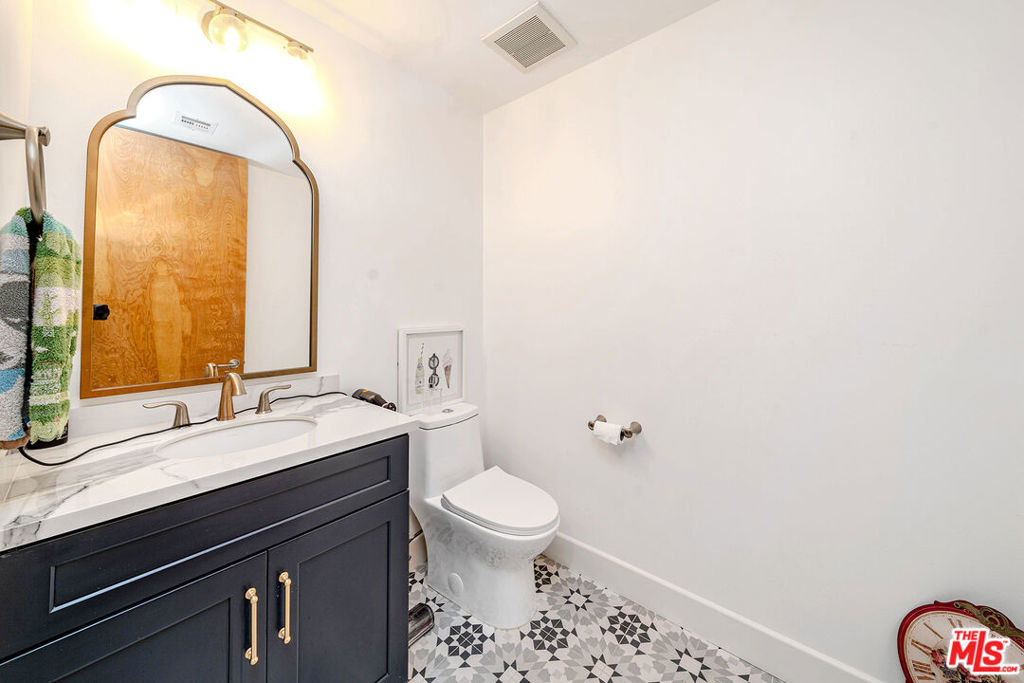 4925 Wilshire Boulevard 302 Property Photo 9