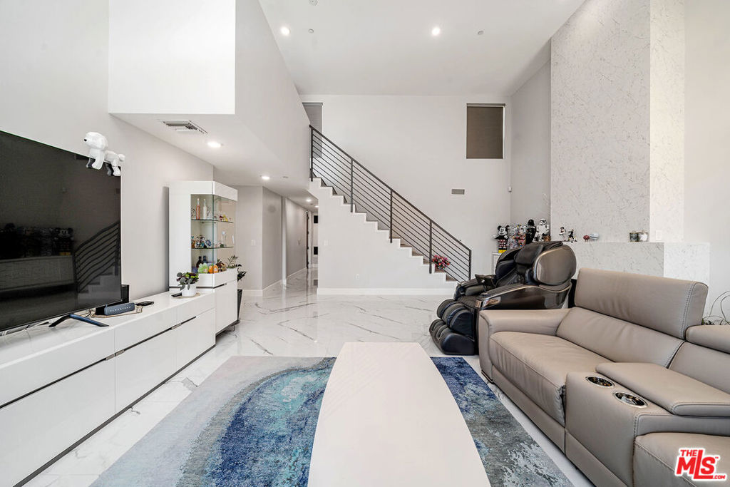 4925 Wilshire Boulevard 302 Property Photo 15