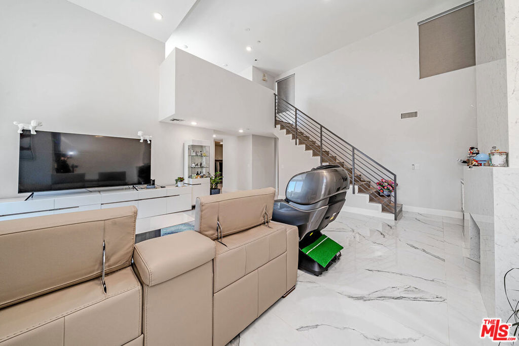 4925 Wilshire Boulevard 302 Property Photo 16
