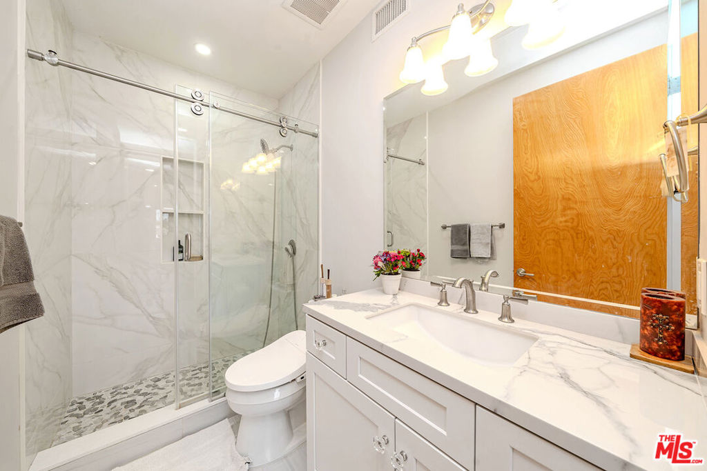 4925 Wilshire Boulevard 302 Property Photo 24