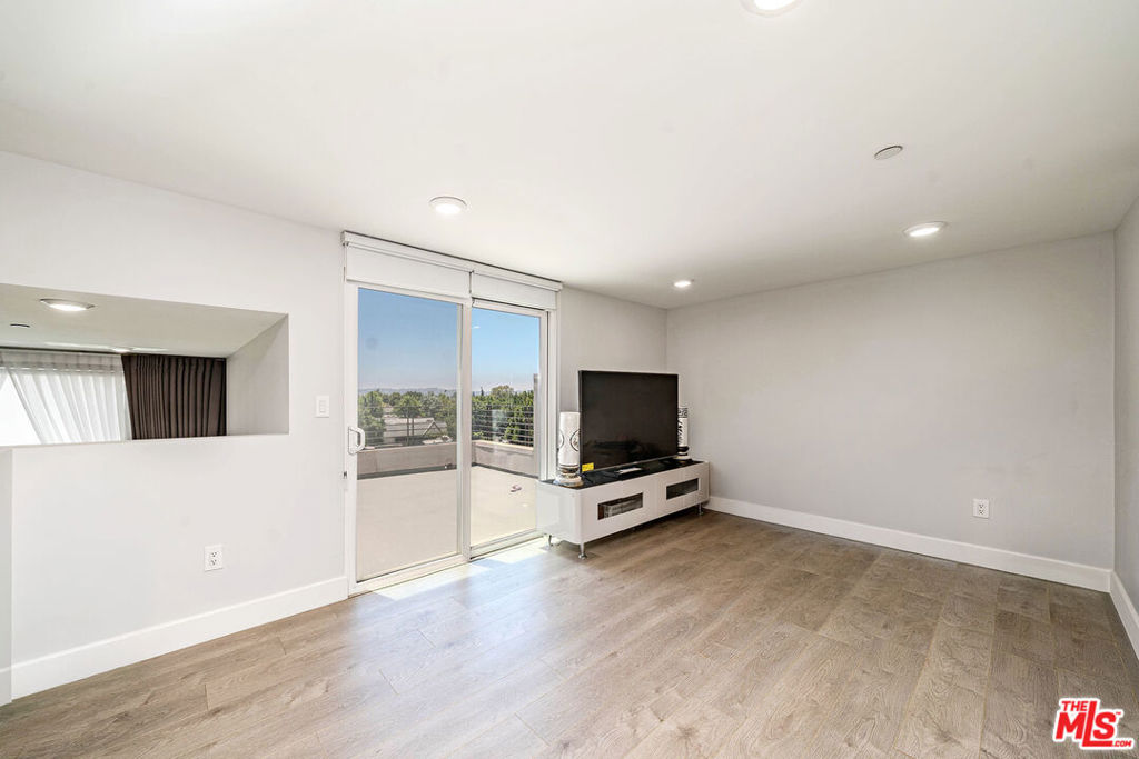 4925 Wilshire Boulevard 302 Property Photo 28