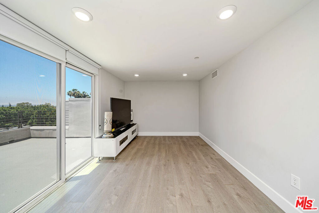 4925 Wilshire Boulevard 302 Property Photo 29