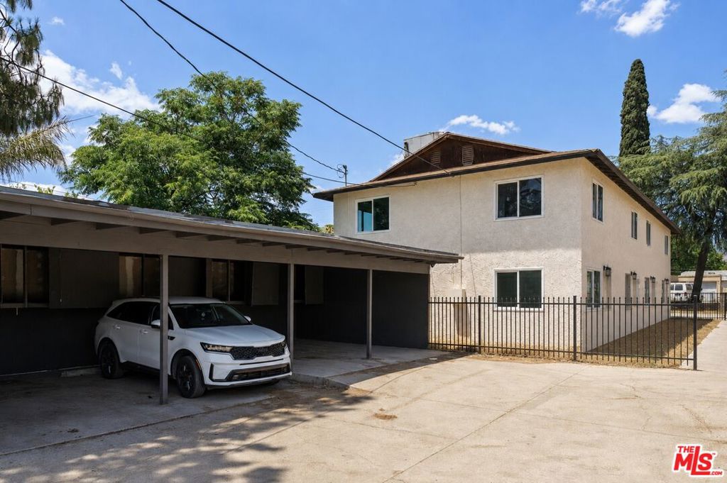 221 E 19th Street Property Photo 3
