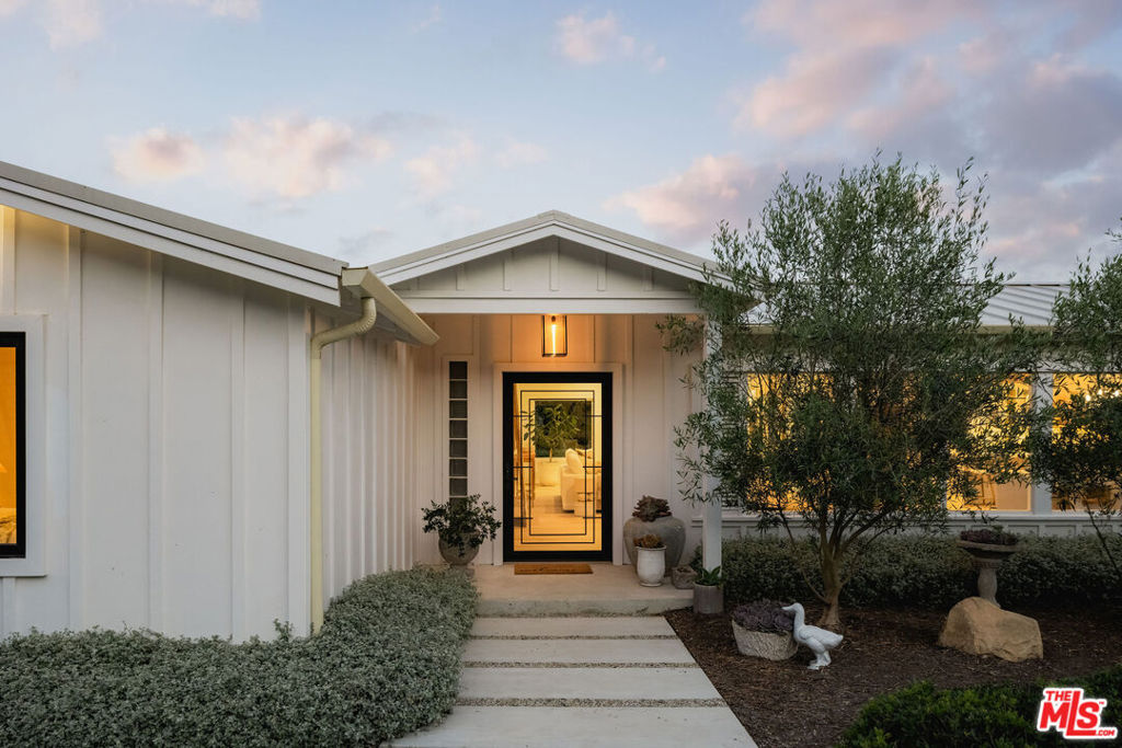 1071 E Mountain Drive Property Photo 6