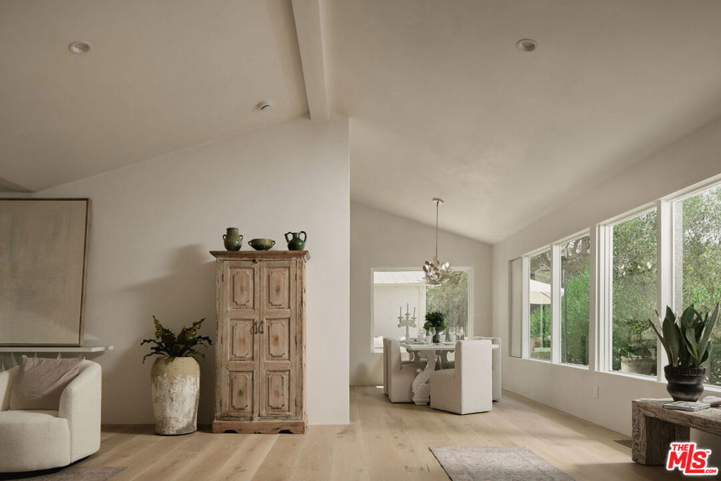 1071 E Mountain Drive Property Photo 10