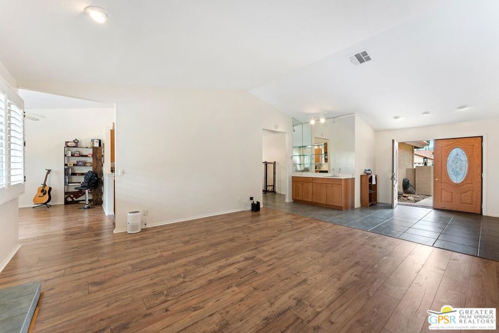 39850 Regency Way Property Photo 6