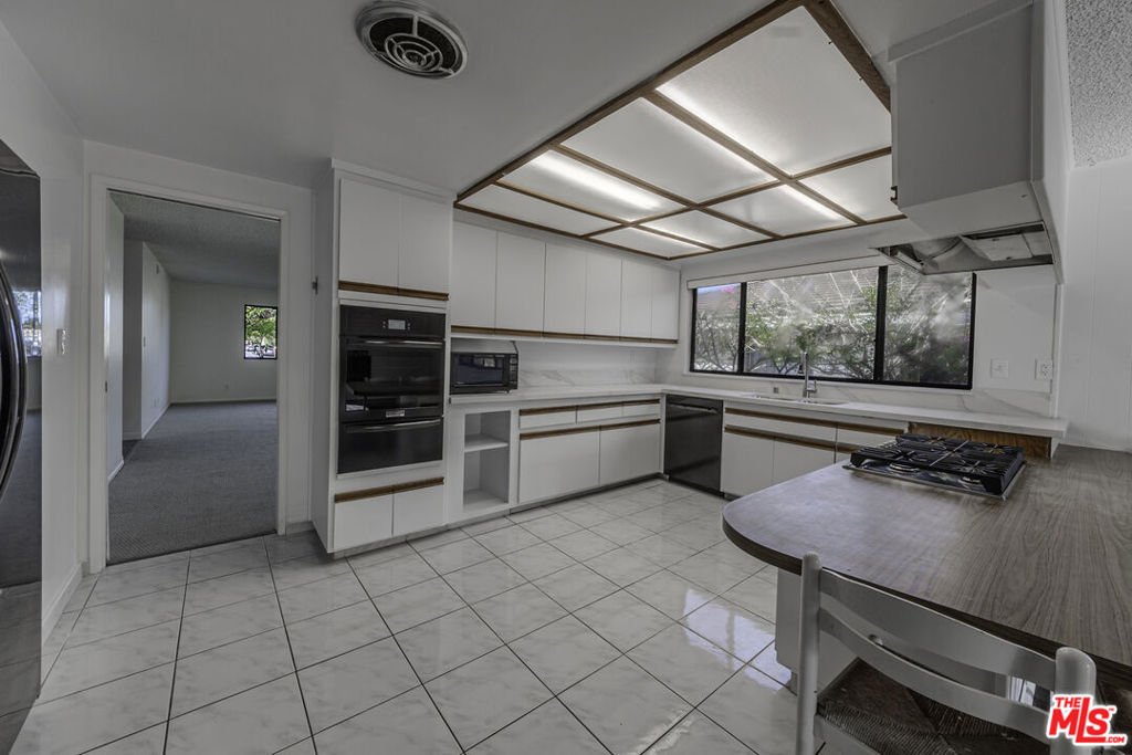 2106 W 166th Street Property Photo 8
