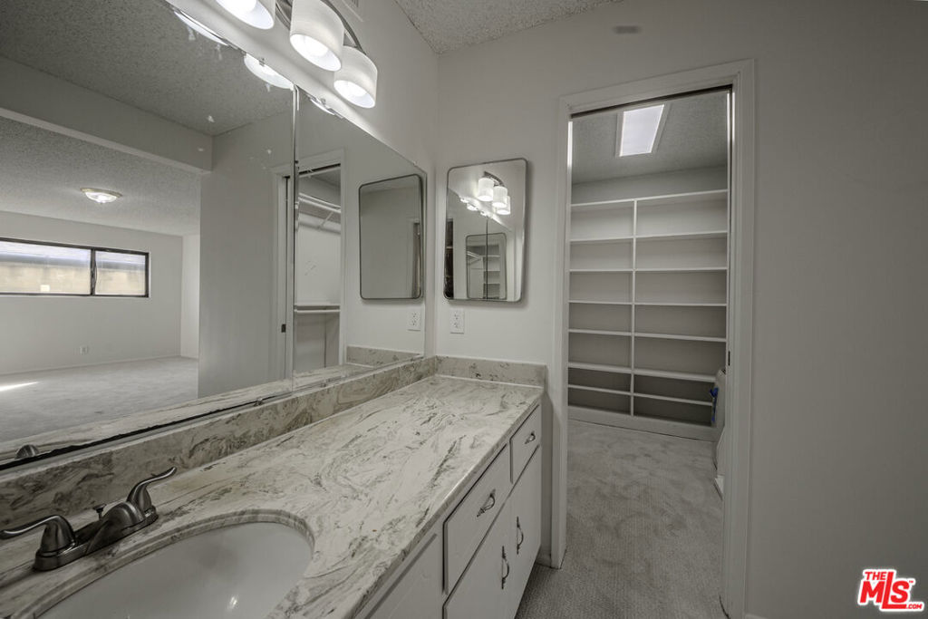 2106 W 166th Street Property Photo 23