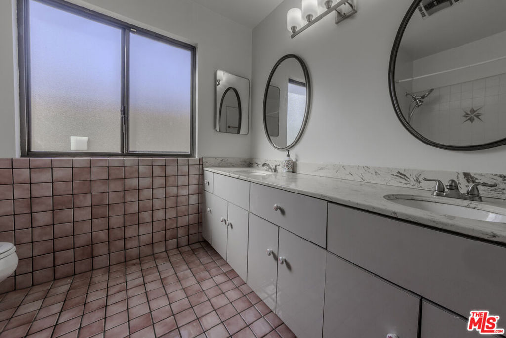 2106 W 166th Street Property Photo 27
