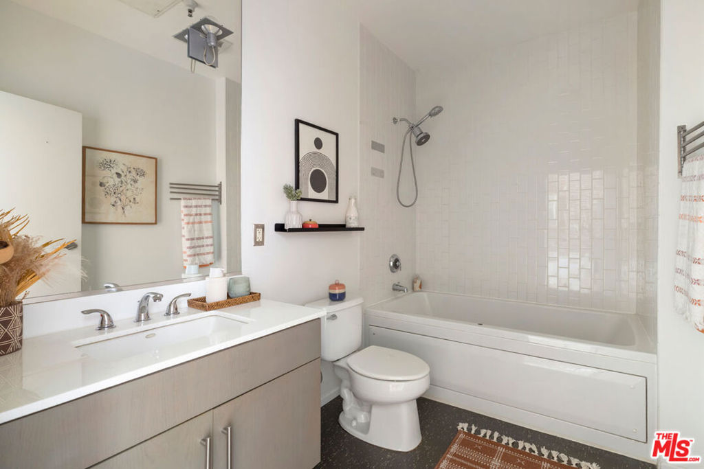500 Molino Street 207 Property Photo 17
