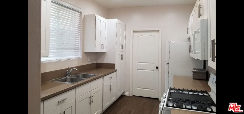 3582 S Budlong Avenue Property Photo 8