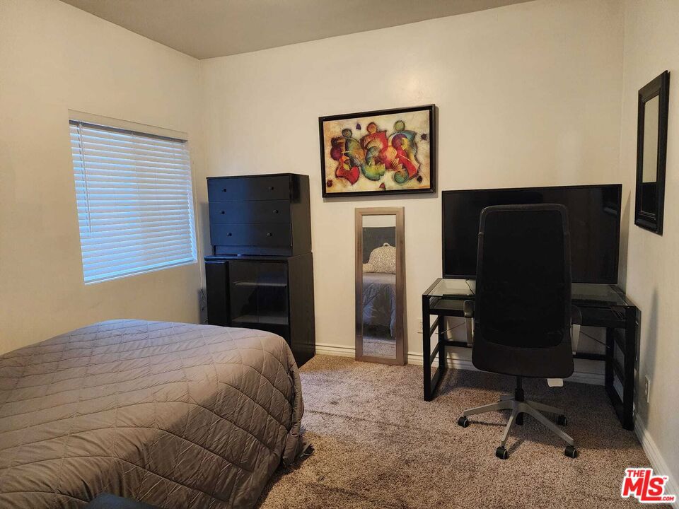 3582 S Budlong Avenue Property Photo 18