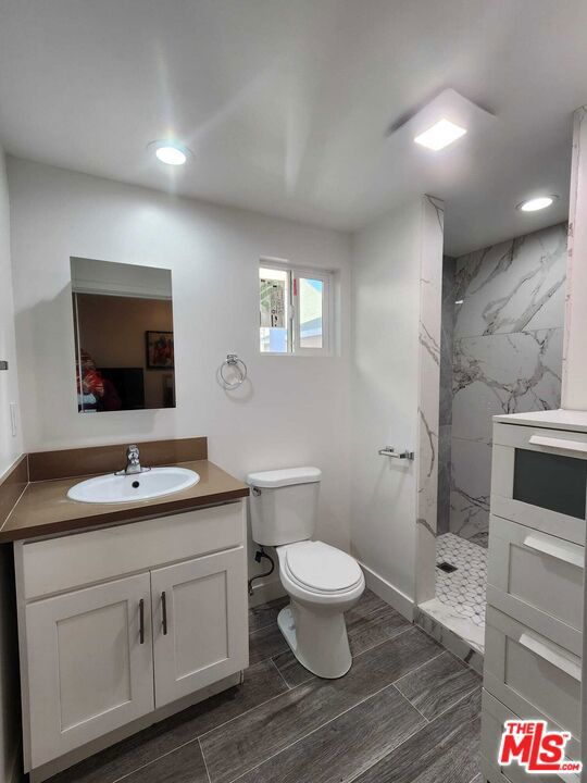 3582 S Budlong Avenue Property Photo 19