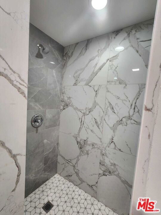 3582 S Budlong Avenue Property Photo 26