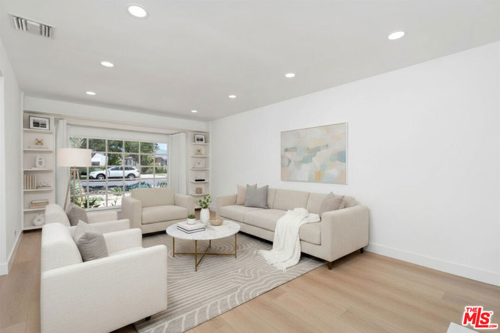 14348 Collins Street Property Photo 5