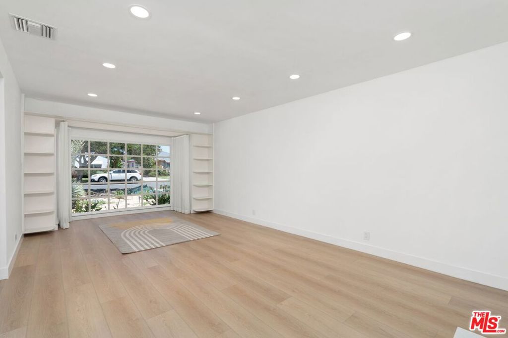 14348 Collins Street Property Photo 6
