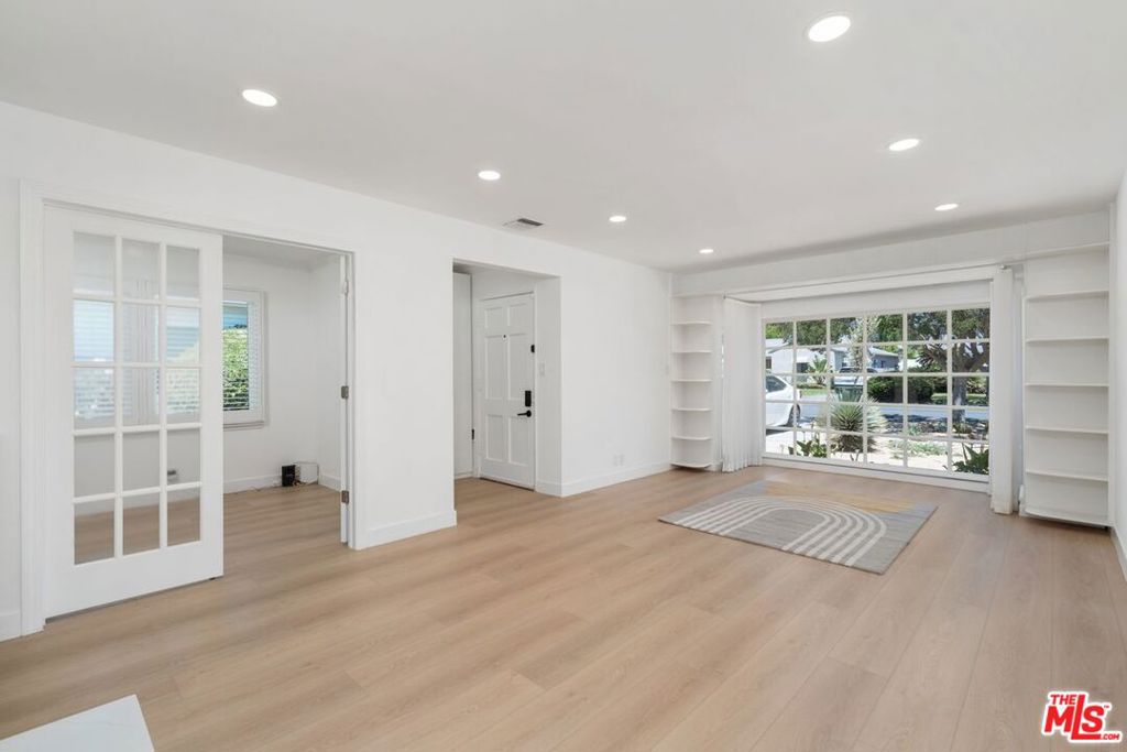 14348 Collins Street Property Photo 7
