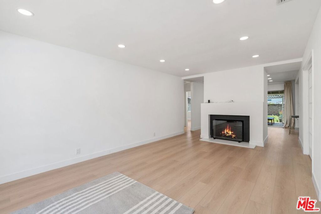 14348 Collins Street Property Photo 9