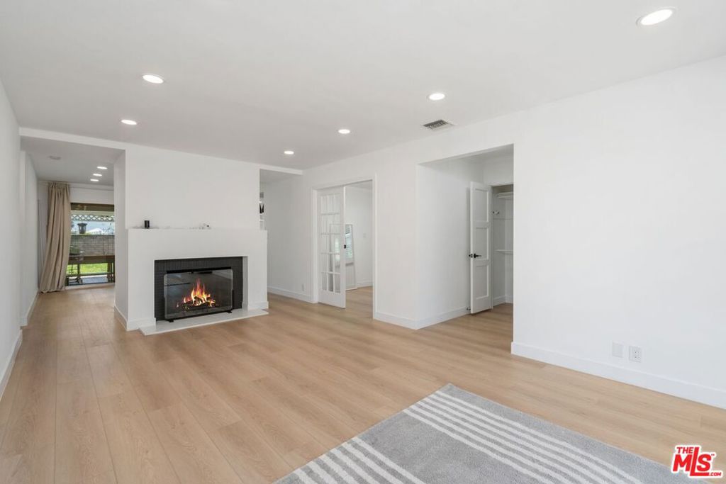 14348 Collins Street Property Photo 10