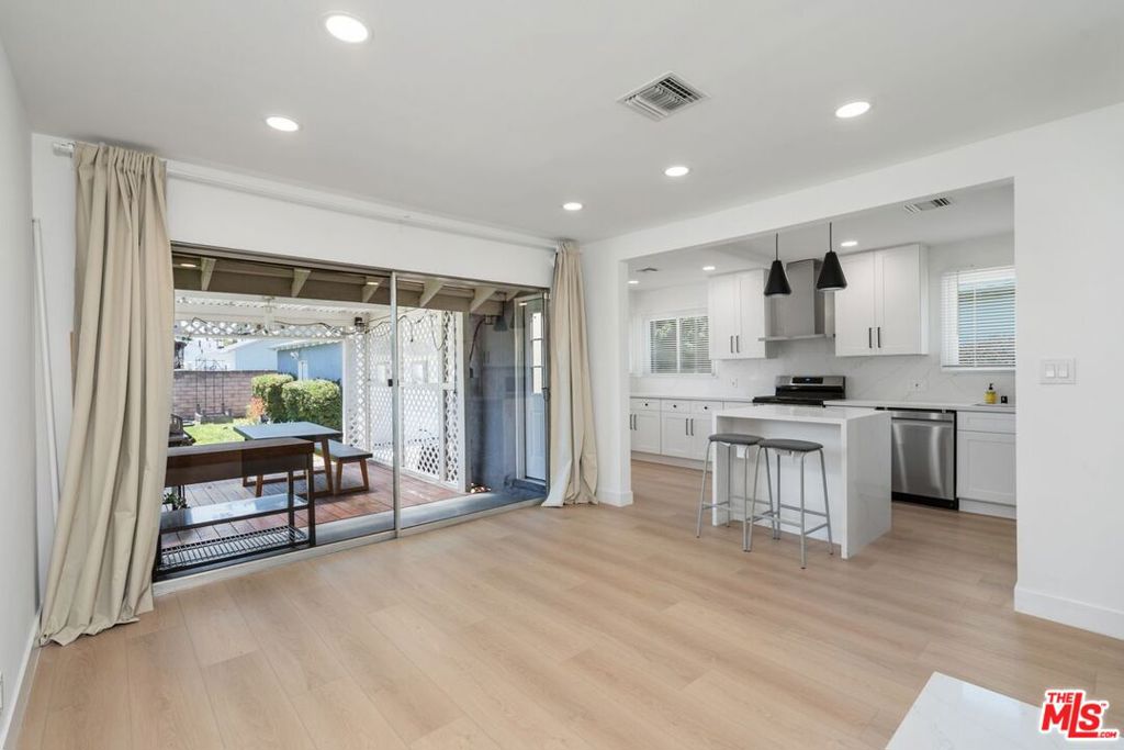 14348 Collins Street Property Photo 16
