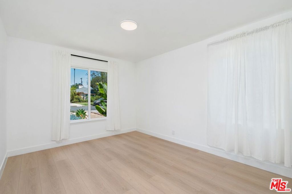 14348 Collins Street Property Photo 20