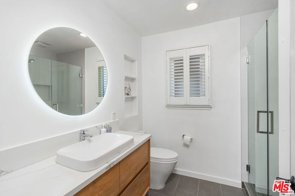 14348 Collins Street Property Photo 25