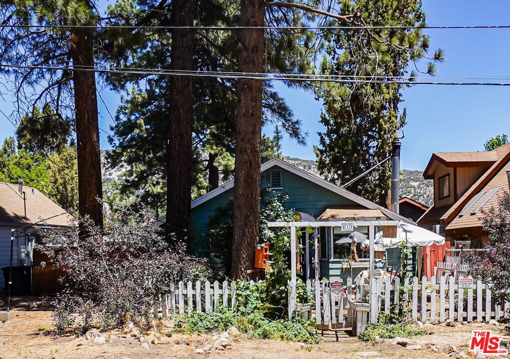 813 E Mountain View Boulevard Property Photo 1
