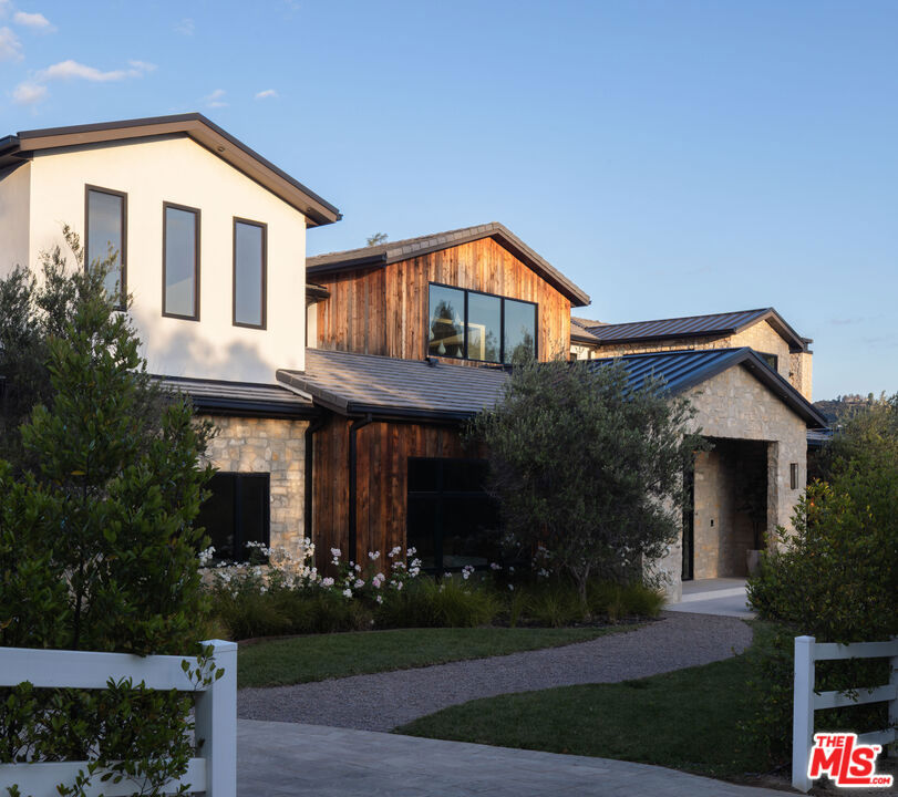 24247 Bridle Trail Road Property Photo 2