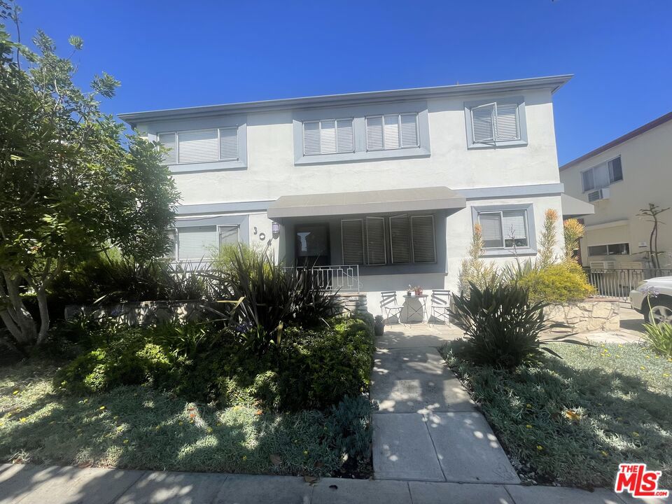 304 S Doheny Drive Property Photo 1