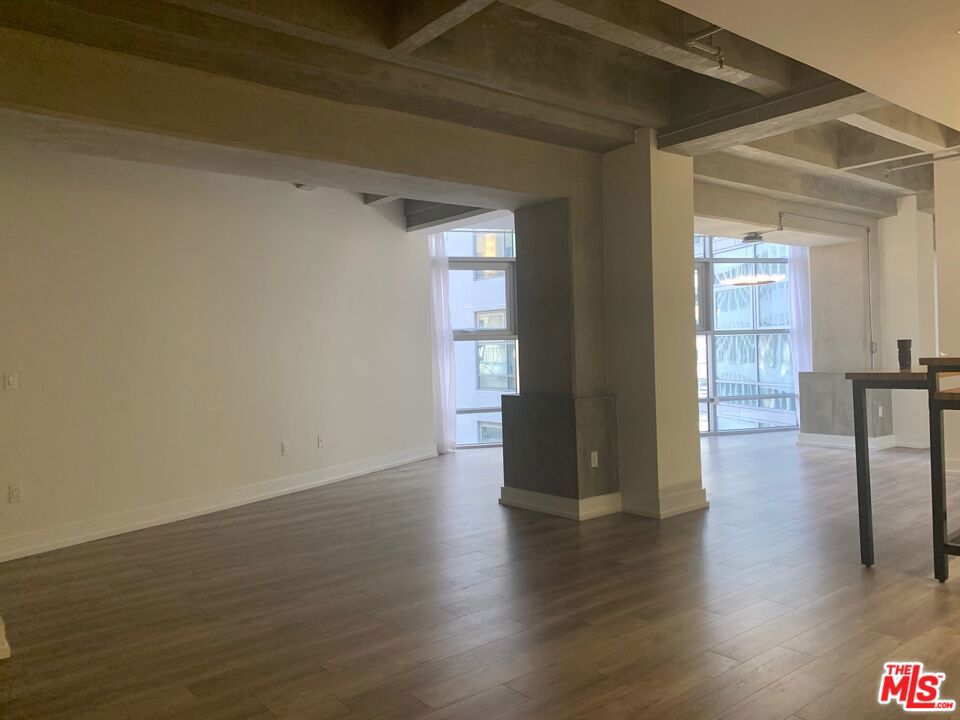 727 W 7th Street 911 Property Photo 6