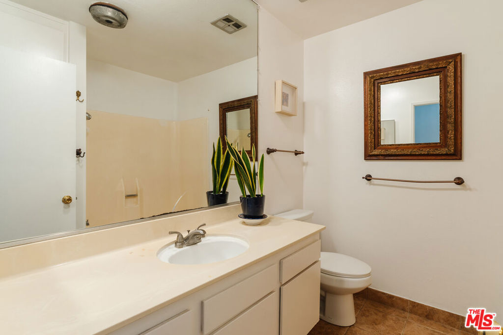8400 De Longpre Avenue 410 Property Photo 13