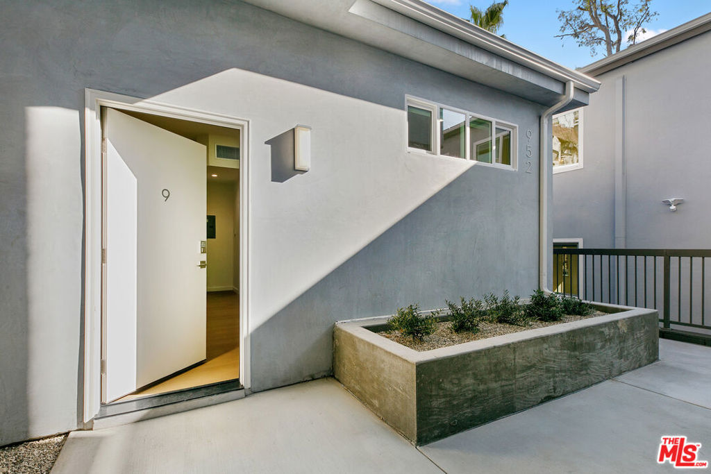 954 N San Vicente Boulevard 9 Property Photo 2