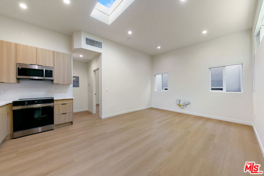 954 N San Vicente Boulevard 9 Property Photo 3