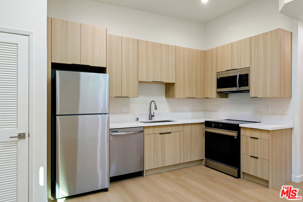 954 N San Vicente Boulevard 9 Property Photo 4