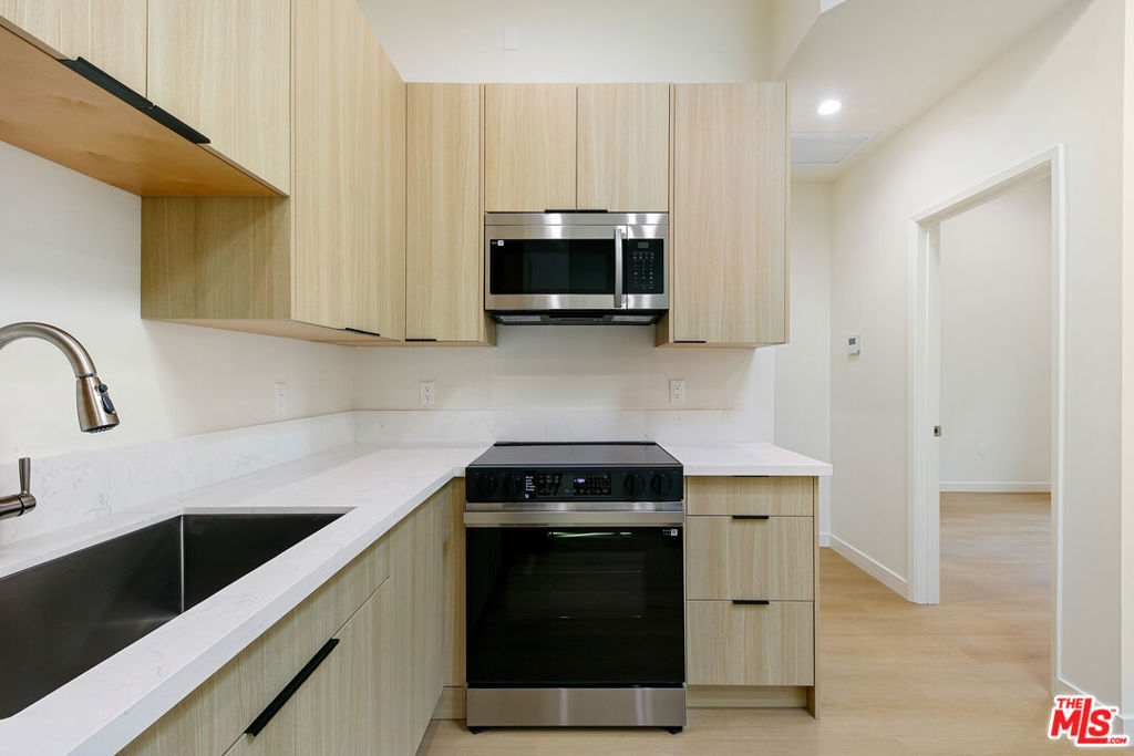 954 N San Vicente Boulevard 9 Property Photo 5