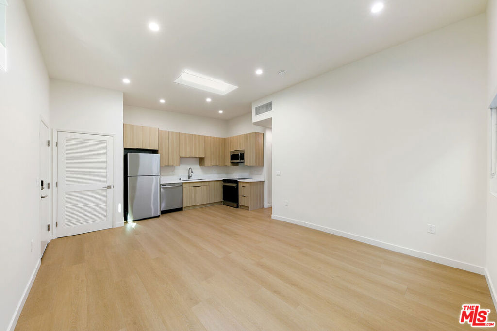 954 N San Vicente Boulevard 9 Property Photo 6