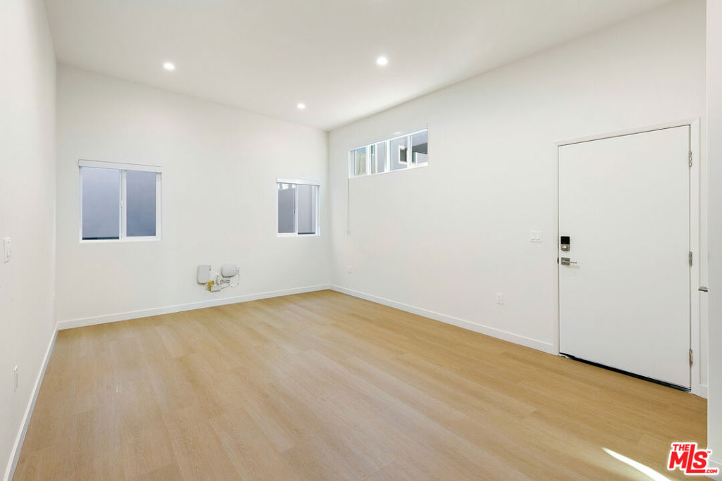 954 N San Vicente Boulevard 9 Property Photo 7