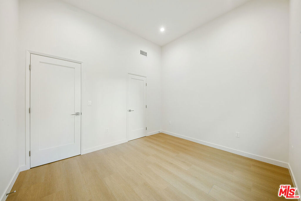 954 N San Vicente Boulevard 9 Property Photo 10
