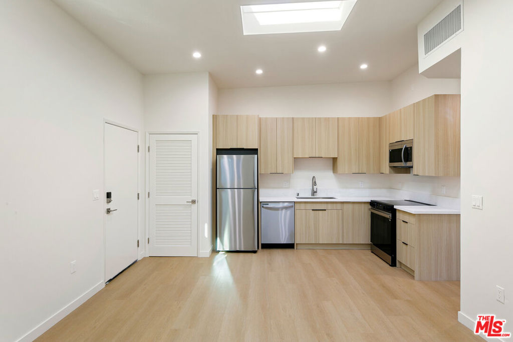954 N San Vicente Boulevard 9 Property Photo 12