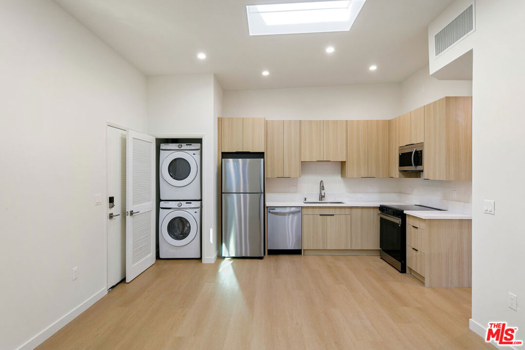 954 N San Vicente Boulevard 9 Property Photo 13