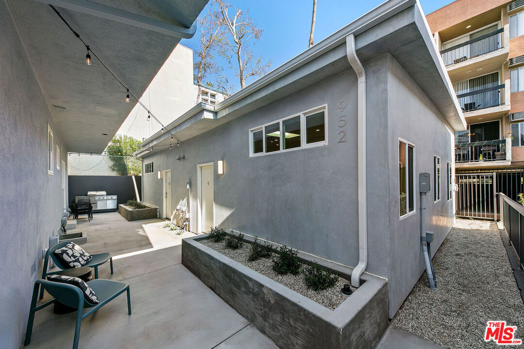 954 N San Vicente Boulevard 9 Property Photo 14