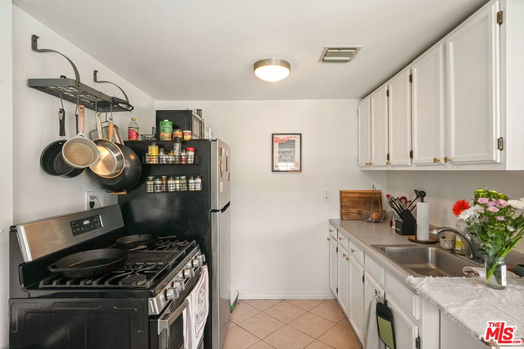 2142 Baxter Street Property Photo 8