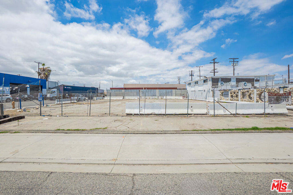 1723 W Anaheim Street Property Photo 5